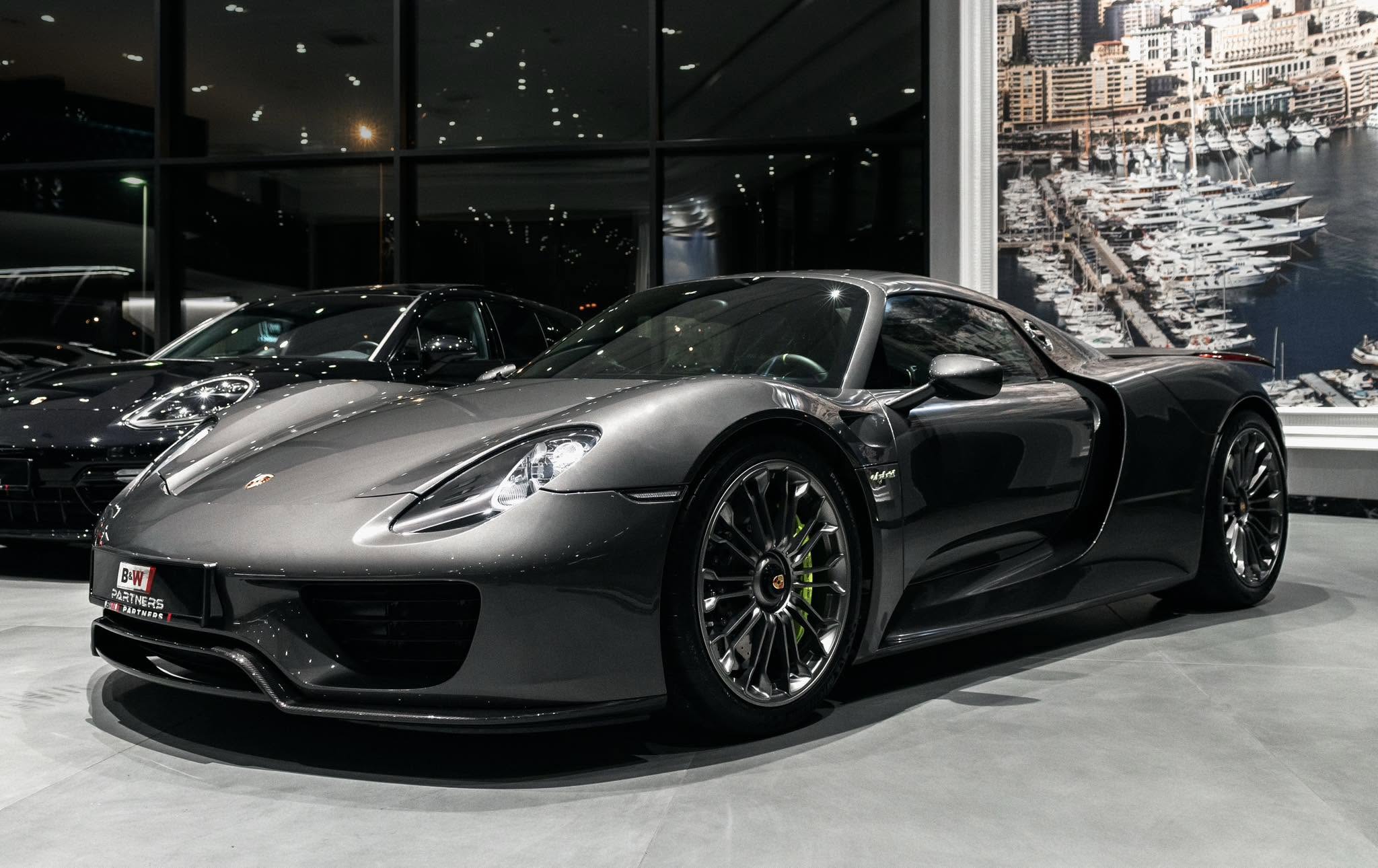 Srebrne Porsche na zdjęciu Wypolerowane